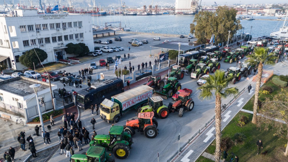 Στις πύλες του αστνομοκρατούμενου λιμανιού Βόλου οι αγρότες με τα τρακτέρ τους – Δεκάδες καΐκια στη θάλασσα