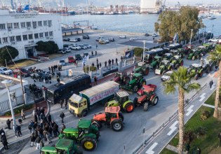 Στις πύλες του λιμανιού Βόλου οι πρώτοι αγρότες με τα τρακτέρ τους