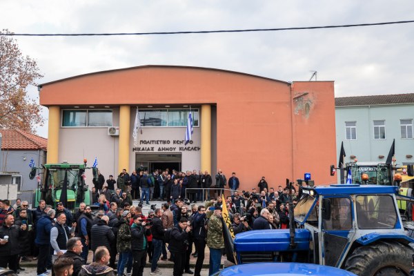 Οι αγρότες αποφασίζουν για τις επόμενες κινήσεις τους: Κατάμεστο τo Πολιτικό Κέντρο Νίκαιας – Τα πρώτα μηνύματα