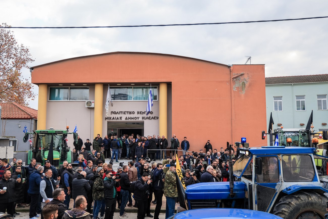 Οι αγρότες αποφασίζουν για τις επόμενες κινήσεις τους: Κατάμεστο τo Πολιτικό Κέντρο Νίκαιας – Τα πρώτα μηνύματα