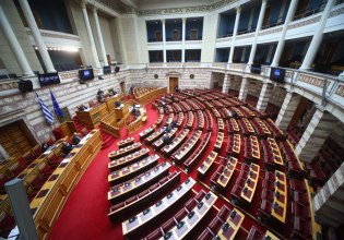 Live: Σφυροκόπημα της κυβέρνησης στη Βουλή για τον προϋπολογισμό στη σκιά σκανδάλων και αγροτικών μπλόκων