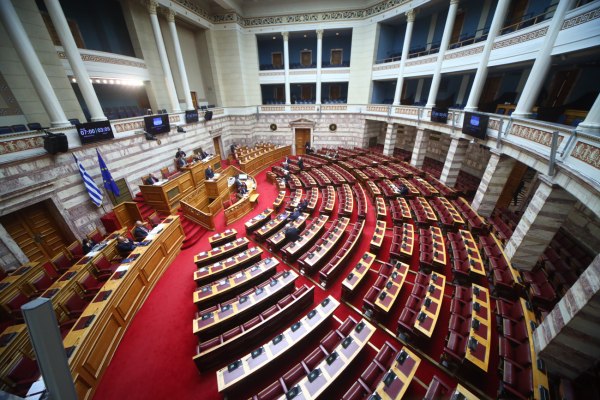 Σφυροκόπημα της κυβέρνησης στη Βουλή για τον προϋπολογισμό στη σκιά σκανδάλων και αγροτικών μπλόκων