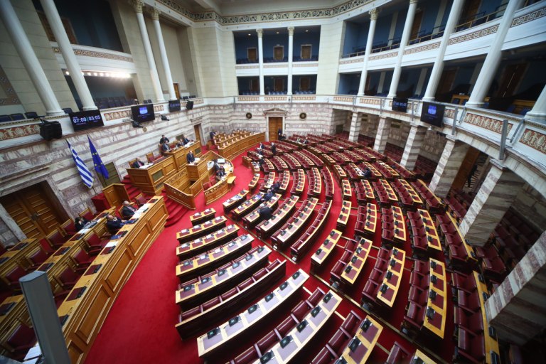 Σφυροκόπημα της κυβέρνησης στη Βουλή για τον προϋπολογισμό στη σκιά σκανδάλων και αγροτικών μπλόκων