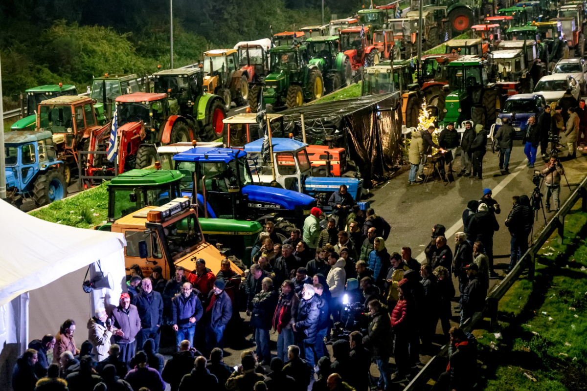 Αγρότες: «Δεν μας τρομάζουν οι εισαγγελείς» – Συνεχίζουν ανυποχώρητα τα μπλόκα, ανοίγουν τα διόδια