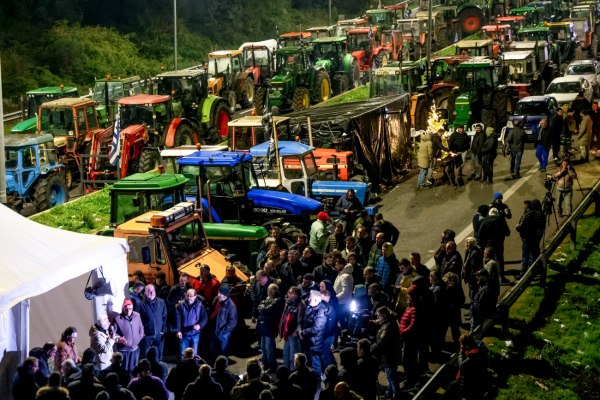 Αγρότες: «Δεν μας τρομάζουν οι εισαγγελείς» – Συνεχίζουν ανυποχώρητα τα μπλόκα, ανοίγουν τα διόδια