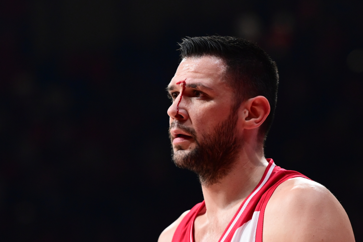 Ολυμπιακός: Μάτωσε στο πρόσωπο ο Παπανικολάου μετά από αγκωνιά