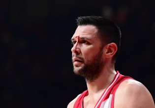 Ολυμπιακός: Μάτωσε στο πρόσωπο ο Παπανικολάου μετά από αγκωνιά