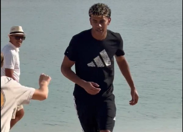 Ο Λαμίν Γιαμάλ έπαιξε ποδόσφαιρο με νεαρούς θαυμαστές του στο Ντουμπάι (vid)