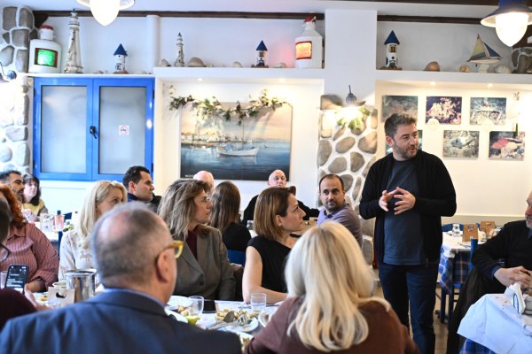 Το παρασκήνιο της συνάντησης του Νίκου Ανδρουλάκη με δημοσιογράφους