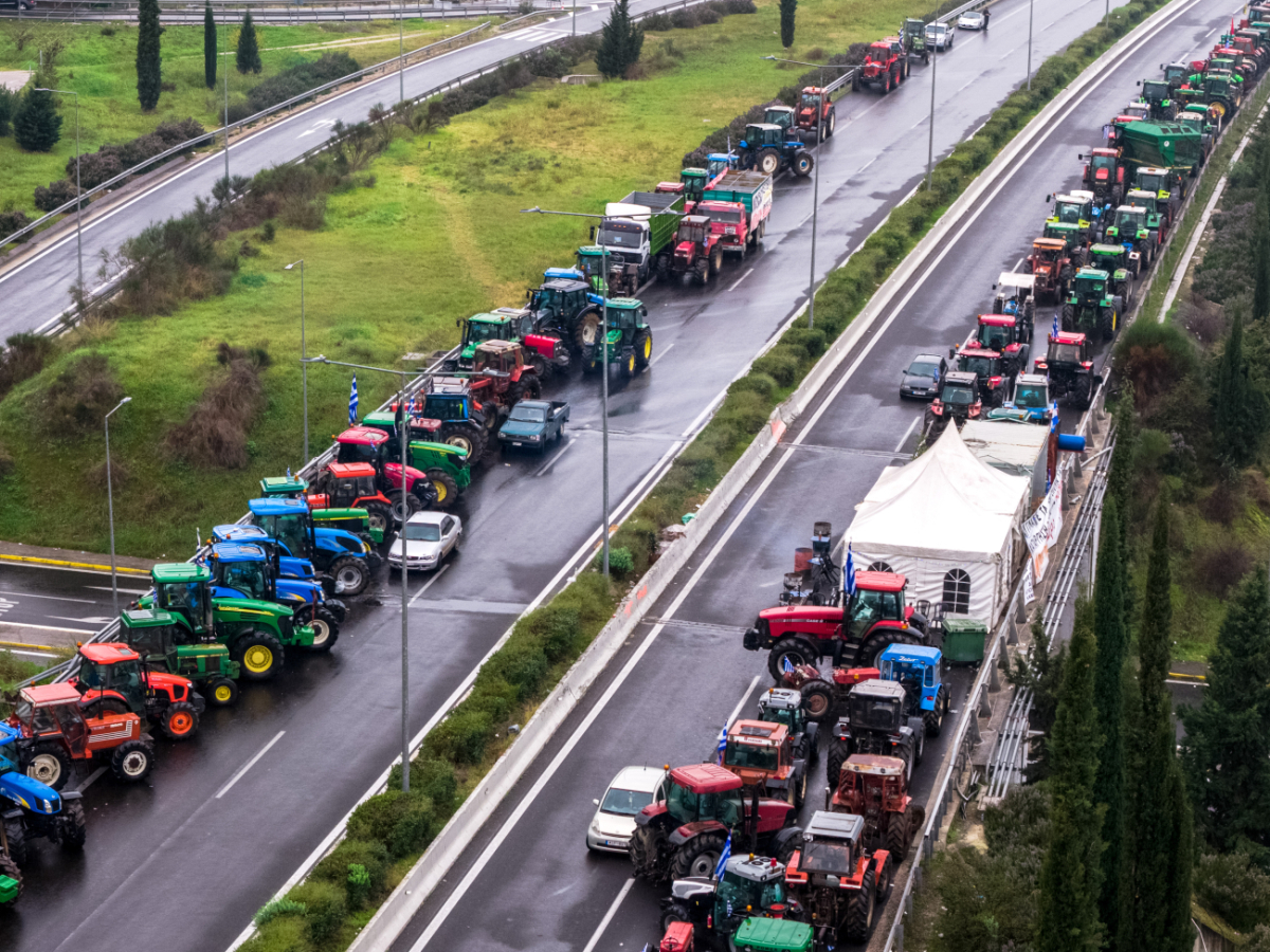 Νέα Αριστερά: Ο Μητσοτάκης απειλεί τους αγρότες κρατώντας ομήρους τους εκδρομείς