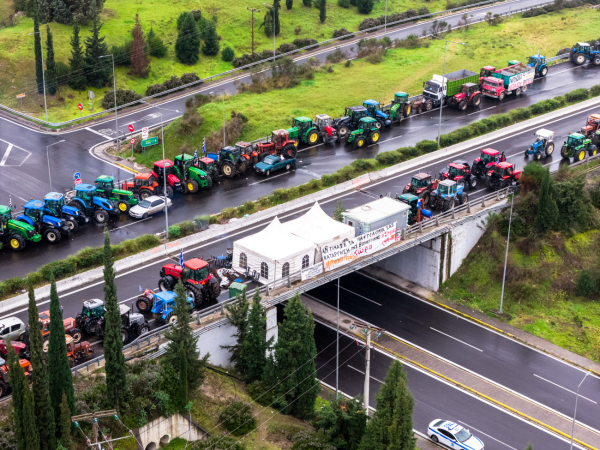 Μπλόκα: Ουρές χιλιομέτρων στις εθνικές οδούς με «υπογραφή» της ΕΛ.ΑΣ. – Οδηγός διέλευσης για τους εκδρομείς