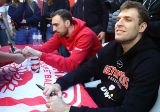 Βεζένκοφ: «Τα Χριστούγεννα είναι πολύ ωραία, αλλά πρέπει να δείχνεις την ανθρωπιά σου κάθε μέρα»