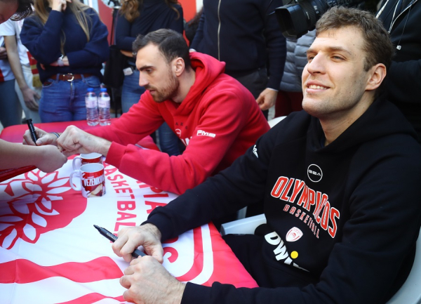 Βεζένκοφ: «Τα Χριστούγεννα είναι πολύ ωραία, αλλά πρέπει να δείχνεις την ανθρωπιά σου κάθε μέρα»