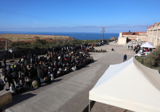 Κρήτη: Νέα διάσωση 108 μεταναστών νότια της Γαύδου – Πάνω από 800 άνθρωποι στο κέντρο της Αγυιάς