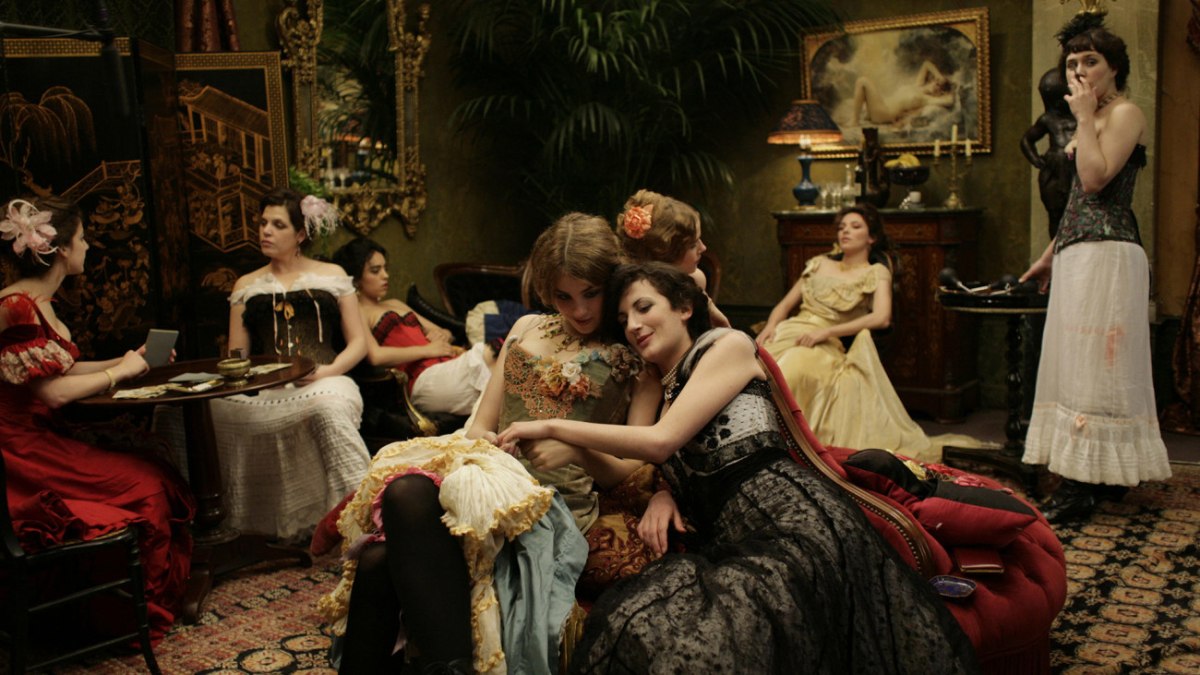 Στο διαδίκτυο αναζητούν «αρώματα σαν αυτά που θα φορούσε μια Γαλλίδα πόρνη» – Τι σημαίνει αυτό;