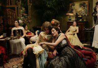 Στο διαδίκτυο αναζητούν «αρώματα σαν αυτά που θα φορούσε μια Γαλλίδα πόρνη» – Τι σημαίνει αυτό;