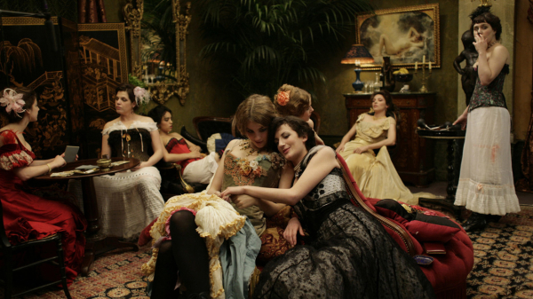 Στο διαδίκτυο αναζητούν «αρώματα σαν αυτά που θα φορούσε μια Γαλλίδα πόρνη» – Τι σημαίνει αυτό;