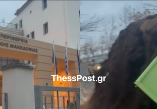 Αγρότες άδειασαν 4 τόνους κοπριάς έξω από το κτίριο της Περιφέρειας Δυτικής Μακεδονίας