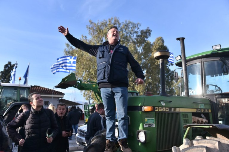 Οι αγρότες σπάνε του Μαξίμου τον τσαμπουκά, η οργή στην κοινωνία λειτουργεί σωρευτικά