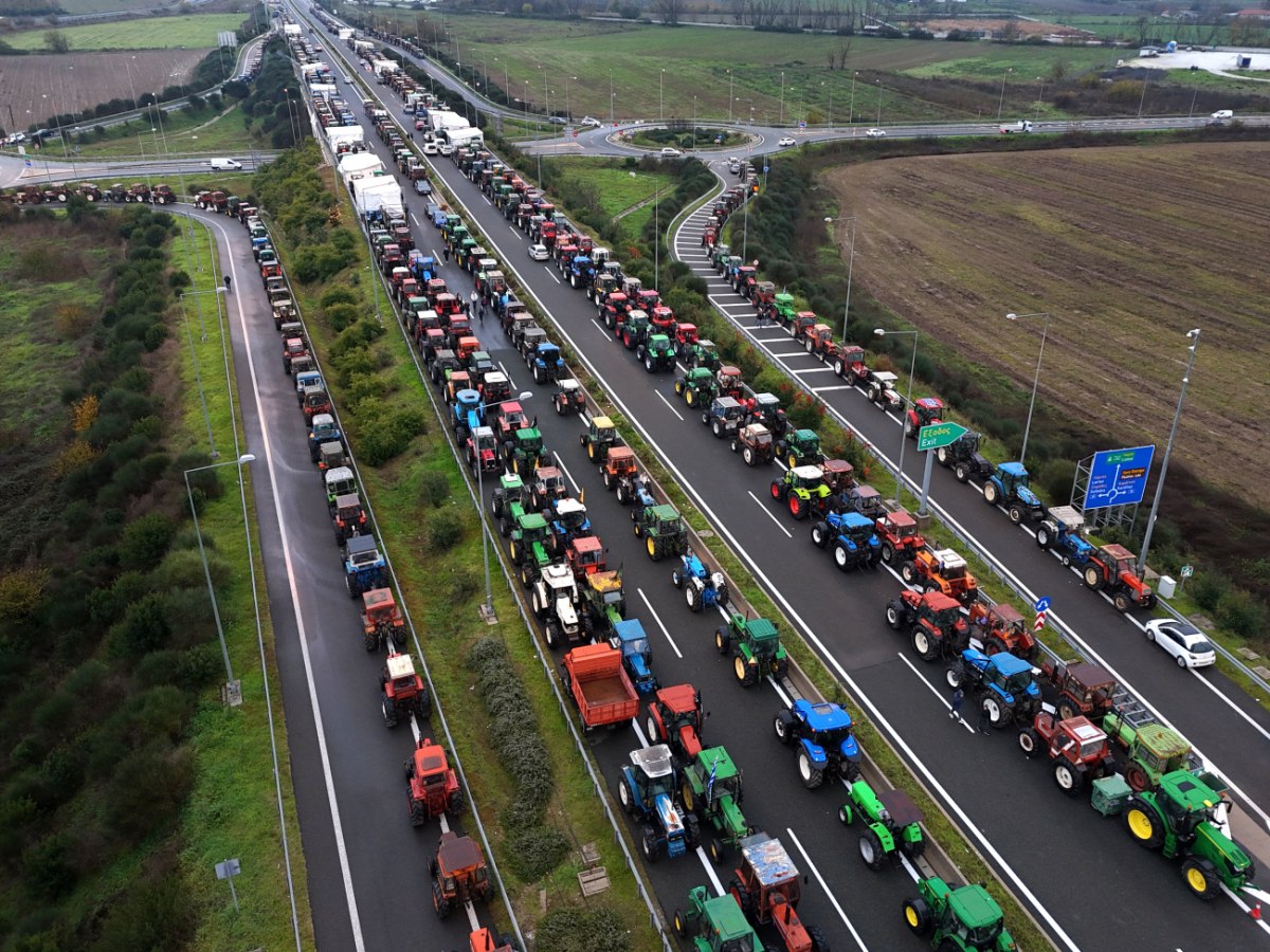 Μητσοτάκης: Μαστίγιο και καρότο στους αγρότες – «Ακραίες μορφές διαμαρτυρίας» τα μπλόκα, χρήματα με το σταγονόμετρο