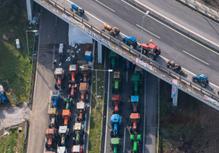«Μπλόκο» στον κοινωνικό αυτοματισμό από τους αγρότες – «Κάλαντα» στους δρόμους με ανοιχτές λωρίδες κυκλοφορίας