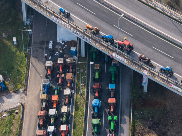 «Μπλόκο» στον κοινωνικό αυτοματισμό από τους αγρότες – «Κάλαντα» στους δρόμους με ανοιχτές λωρίδες κυκλοφορίας