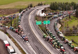 «Η κυβέρνηση κλείνει τους δρόμους»: Συνεχίζουν τις κινητοποιήσεις οι αγρότες – Δυναμώνει η αλληλεγγύη