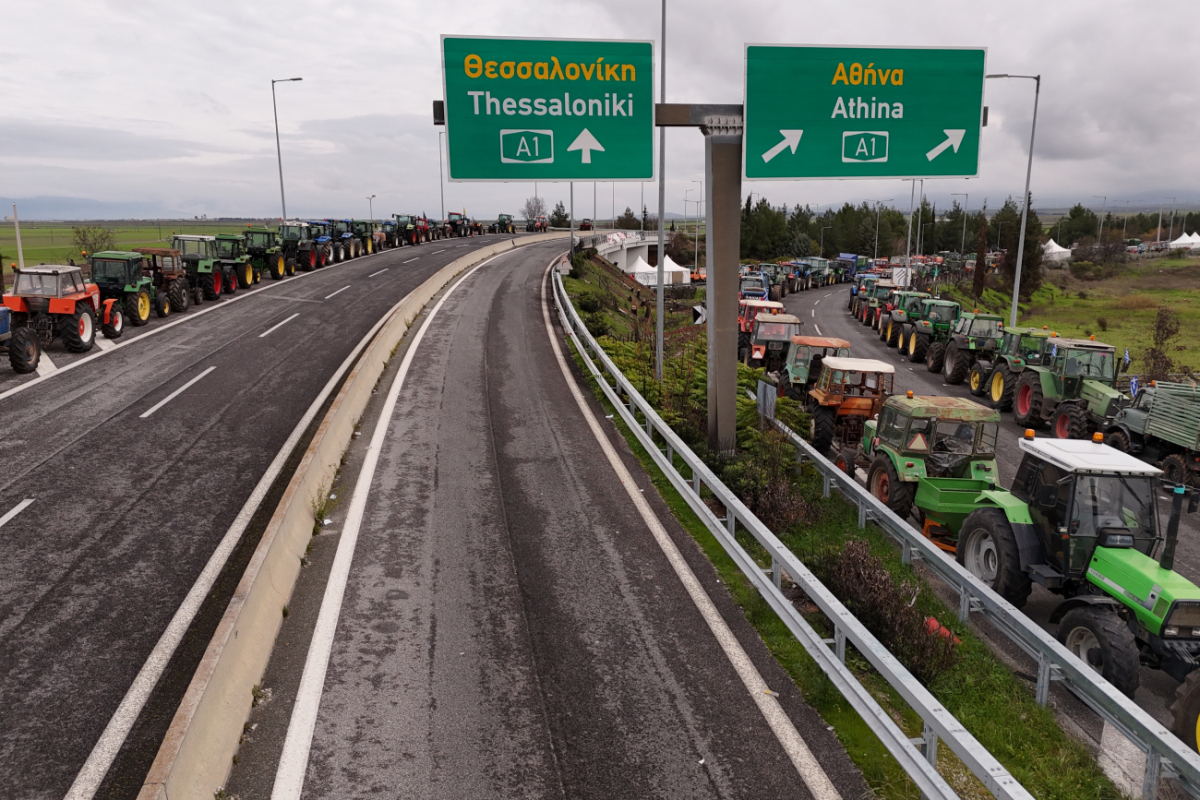 Οι αγρότες παραμένουν στα μπλόκα – «Απέτυχε κάθε προσπάθεια κοινωνικού αυτοματισμού» αναφέρουν
