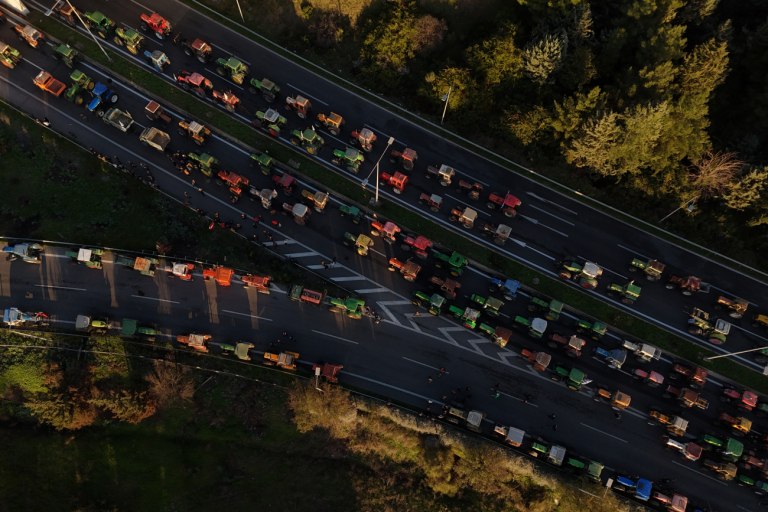 Στα ύψη η πολιτική αντιπαράθεση με φόντο τα μπλόκα – «Οι αγρότες είναι στα όριά τους»