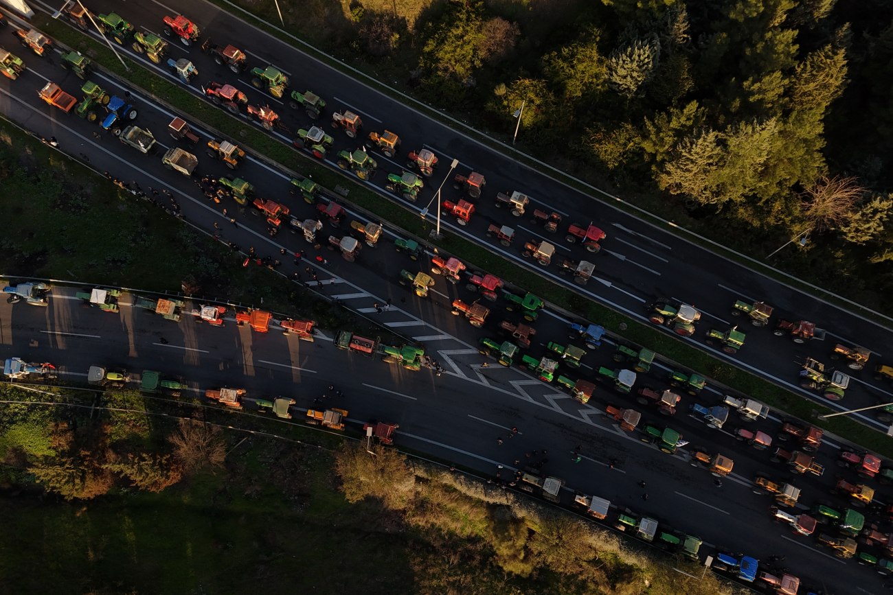 Στα ύψη η πολιτική αντιπαράθεση με φόντο τα μπλόκα – «Οι αγρότες είναι στα όριά τους»