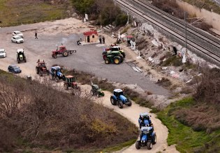 Τέμπη: Ρίγη συγκίνησης στο μνημείο – Ενός λεπτού σιγή για τα 57 θύματα