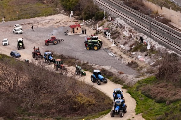 Τέμπη: Ρίγη συγκίνησης στο μνημείο – Ενός λεπτού σιγή για τα 57 θύματα