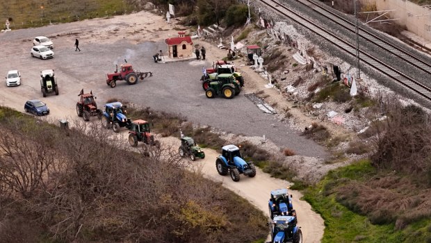 Τέμπη: Ρίγη συγκίνησης στο μνημείο – Ενός λεπτού σιγή για τα 57 θύματα