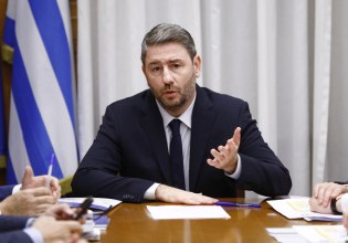 Το διπλό μήνυμα Ανδρουλάκη για τα σενάρια συγκυβέρνησης, τα «καρφιά» κατά Τσίπρα και το νέο «άνοιγμα» σε ΣΥΡΙΖΑ και ΝΕΑΡ