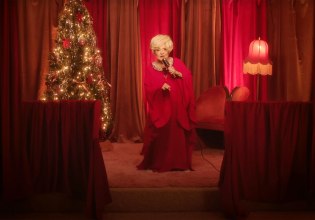 Η Μπρέντα Λι θυμάται ότι ηχογράφησε το «Rockin’ Around the Christmas Tree», ενώ η πόλη έβραζε