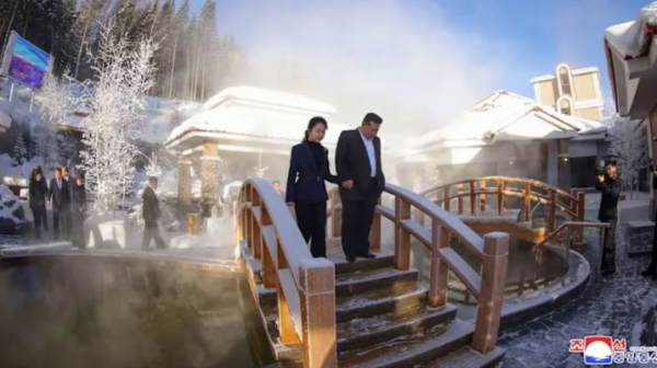 Βόρεια Κορέα: Πυκνώνουν οι εμφανίσεις του Κιμ Γιονγκ Ουν με την κόρη του – Θα είναι η νέα ηγέτης της χώρας;