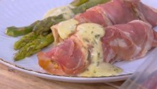 Συνταγή: Γεμιστό κοτόπουλο τυλιγμένο με προσούτο & ψητά σπαράγγια