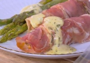 Συνταγή: Γεμιστό κοτόπουλο τυλιγμένο με προσούτο & ψητά σπαράγγια