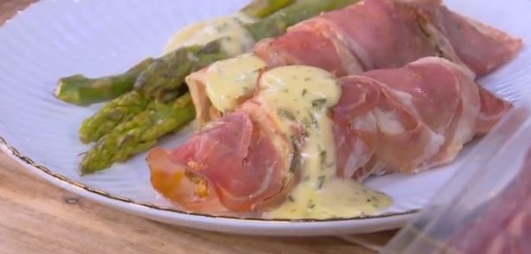 Συνταγή: Γεμιστό κοτόπουλο τυλιγμένο με προσούτο & ψητά σπαράγγια