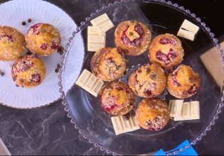 Συνταγή: Muffins με βατόμουρα και λευκή σοκολάτα