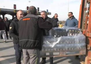 Θεσσαλονίκη: Αγρότες από το μπλόκο Μαλγάρων μοίρασαν ρύζι σε διερχόμενους οδηγούς