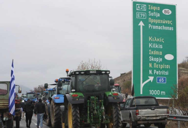 Αγρότες: Κλειστός επ’ αόριστον για φορτηγά ο Προμαχώνας – Μπλόκο και στο ρεύμα προς Θεσσαλονίκη στα Μάλγαρα