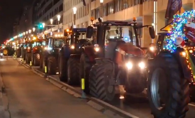Αγρότες: Μπλόκα και στις Βρυξέλλες – Εκατοντάδες τρακτέρ παραταγμένα μπροστά από το Ευρωπαϊκό Συμβούλιο