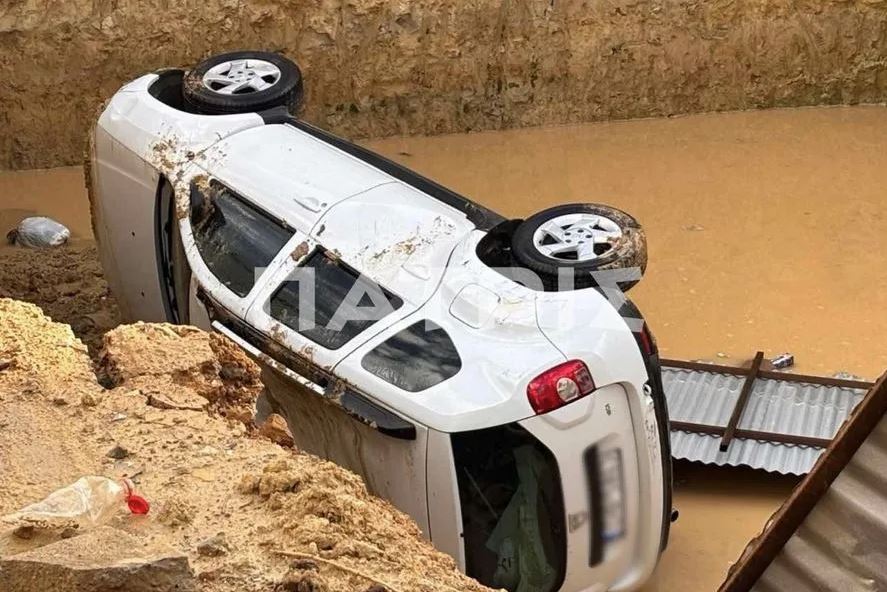 Ηράκλειο: Αυτοκίνητο «βούλιαξε» όταν το οδόστρωμα υποχώρησε εξαιτίας της έντονης βροχόπτωσης