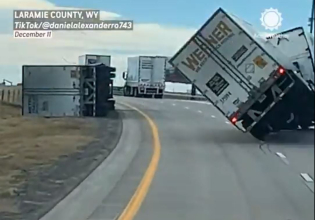 ΗΠΑ: Τρομακτικό βίντεο – Ριπές ανέμων ανατρέπουν νταλίκες σε αυτοκινητόδρομους