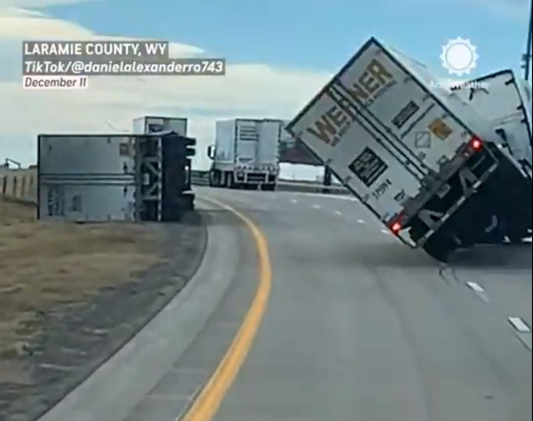 ΗΠΑ: Τρομακτικό βίντεο – Ριπές ανέμων ανατρέπουν νταλίκες σε αυτοκινητόδρομους