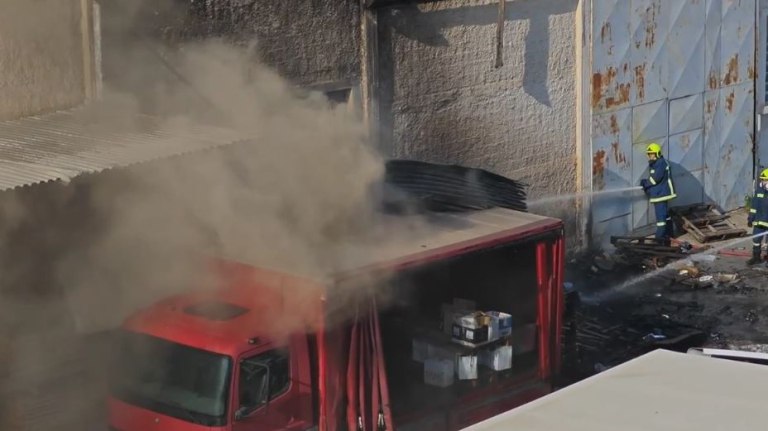 Συναγερμός στην Πυροσβεστική – Φωτιά σε αποθήκες εργοστασίου στου Ρέντη