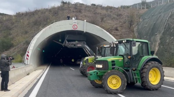 Αγρότες: Έκλεισαν τις σήραγγες των Τεμπών μόνο για τα φορτηγά – Πολύμορφες δράσεις μέσα στις γιορτές