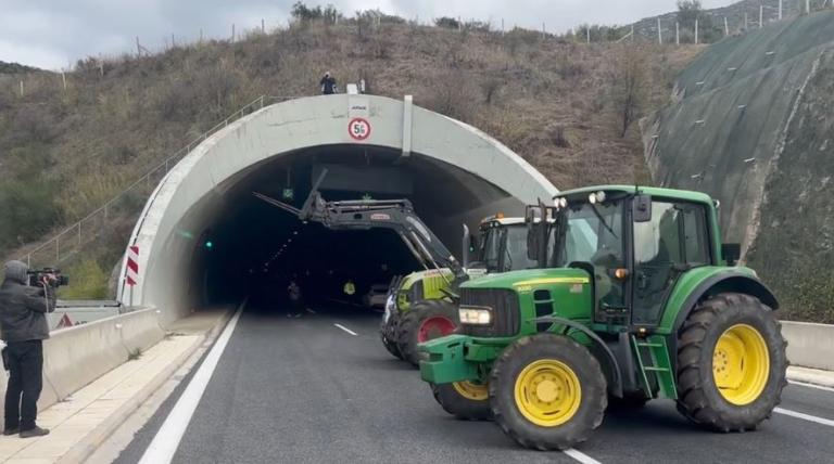 Οι αγρότες έκλεισαν τις σήραγγες των Τεμπών μόνο για τα φορτηγά – Η ΕΛ.ΑΣ επιβάλλει για όλους απαγόρευση κυκλοφορίας