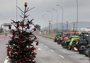 Αγρότες: Με χριστουγεννιάτικο δέντρο το μπλόκο Θήβας – «Δεν φεύγουμε για κανένα λόγο, ανοιχτή η διέλευση για τον κόσμο»